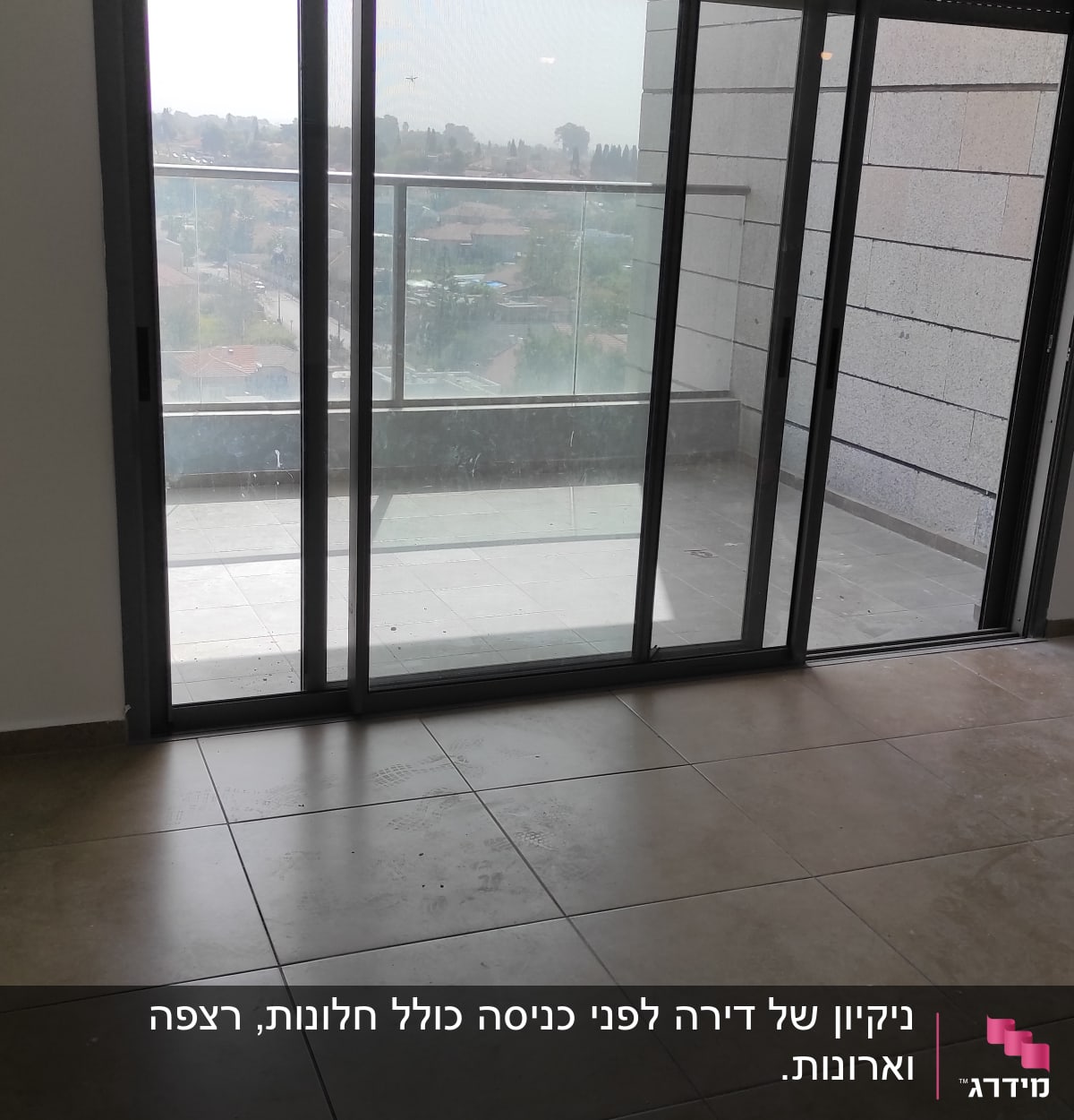 רצפה מלוכלכת עם סימני רגליים ליד דלת זכוכית